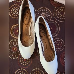 Life Stride - white heels
